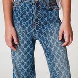 Twinset Kids Jeans con Oval T All Over per Bambine (dettaglio indossato)