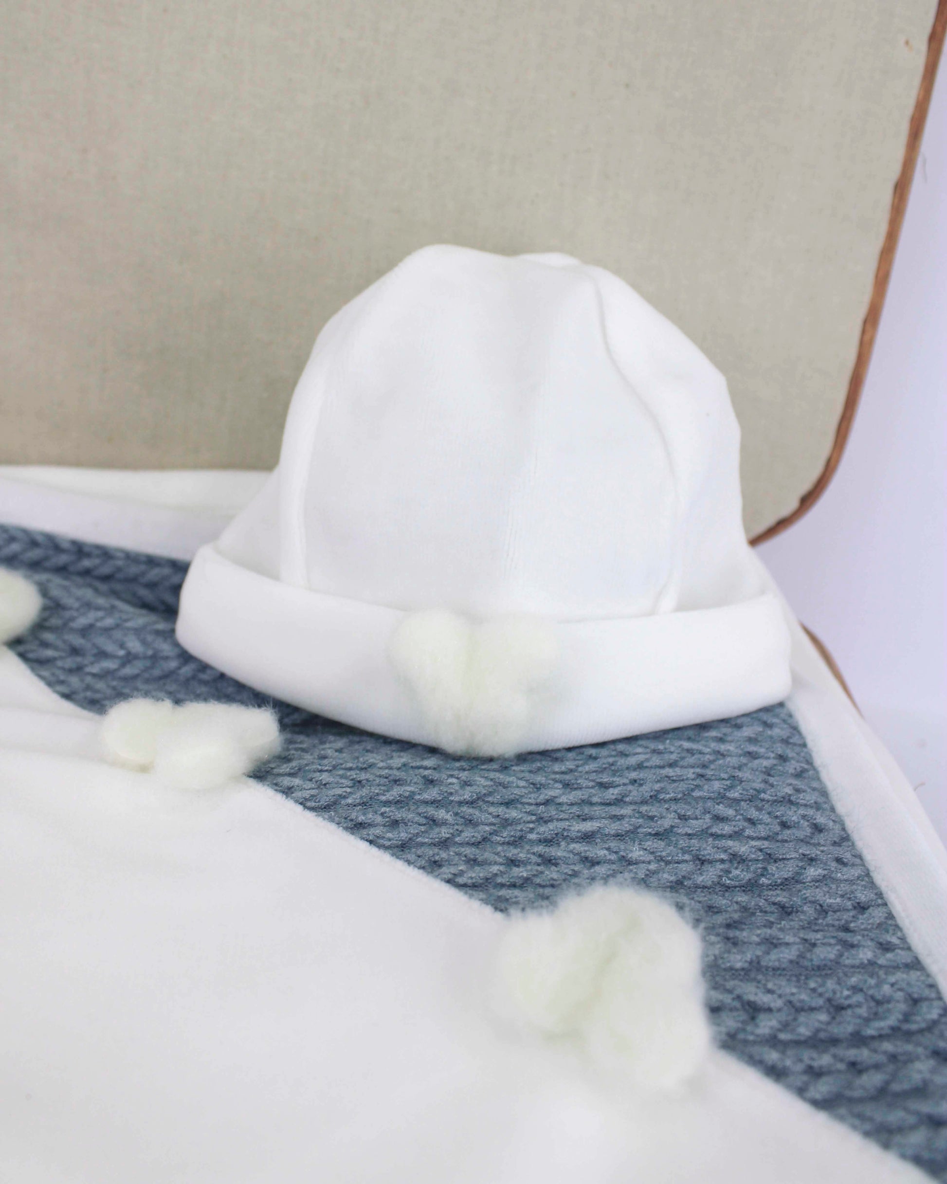 Deolinda Cappello Bianco con Teddy per Neonati