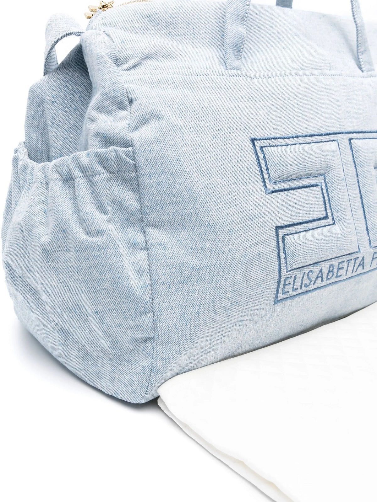 Scopri la borsa fasciatoio in denim chiaro di Elisabetta Franchi La Mia Bambina, con ricamo distintivo e funzionalità pensata per la mamma moderna, ora su Florence Kids.