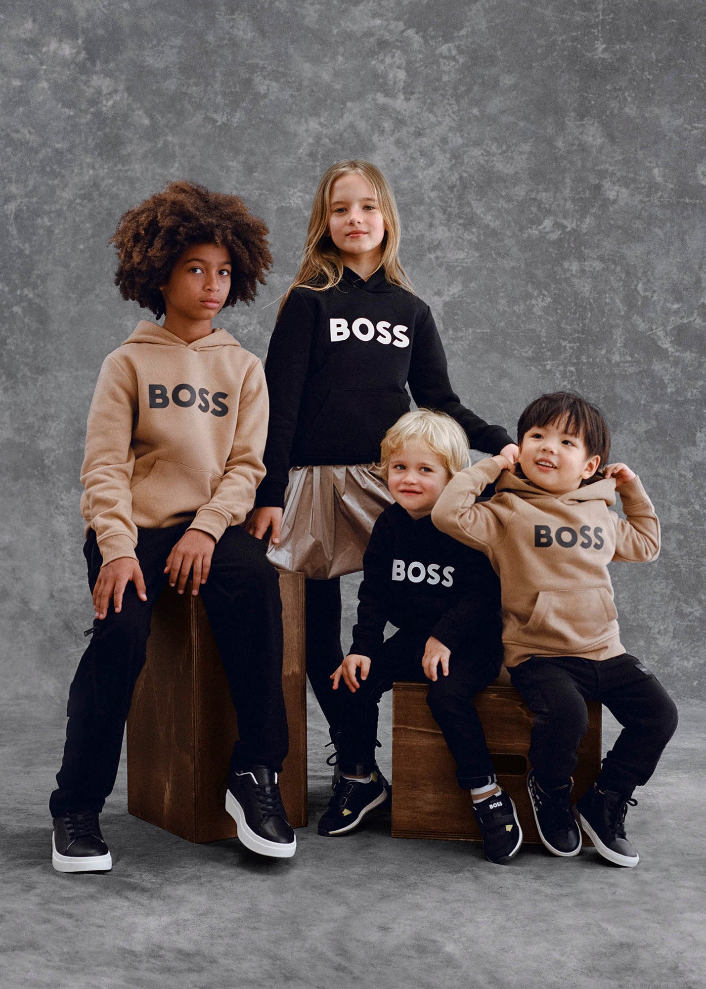 Felpa in Pile con Cappuccio e Stampa Logo BOSS Kids - Stile Sportivo e Confortevole in Bianco e Nero