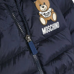 Piumino con Cappuccio Moschino Kids Blu Notte: Calore e Stile per i Neonati